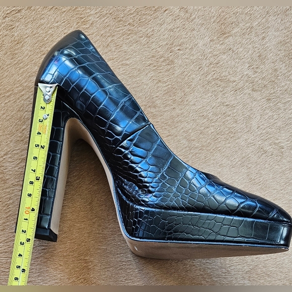 Jessica Simpson Faux Crocodile Black Pumps, 5" heel (1"platform), Black, Size: 8 - Picture 5 of 6